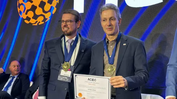Governador recebe maior comenda do estado de Goiás na abertura da Ficomex 2025