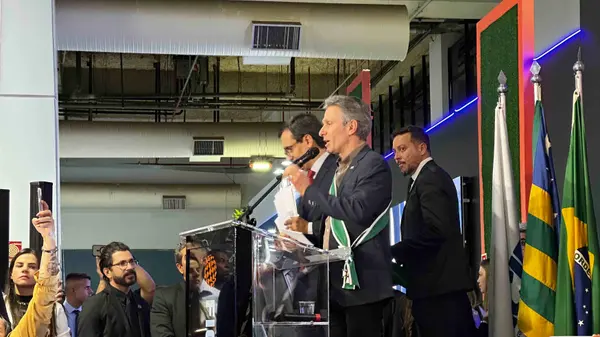 Governador recebe maior comenda do estado de Goiás na abertura da Ficomex 2025