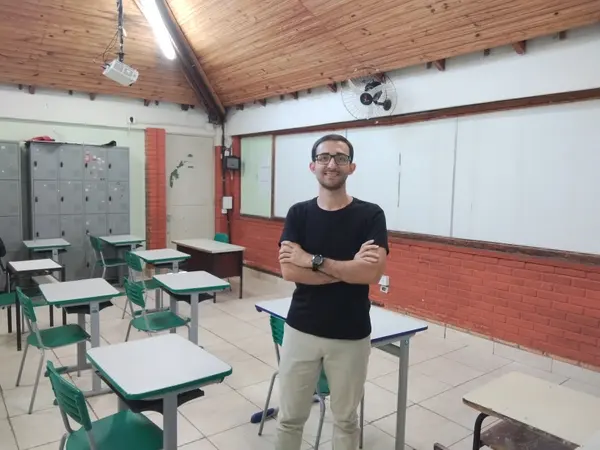 O professor Rafael César Silva, finalista do Prêmio Educador Nota 10 com o projeto "Riscos em Perspectiva: o bairro Matosinhos em São João del-Rei (MG) em Maquetes"
