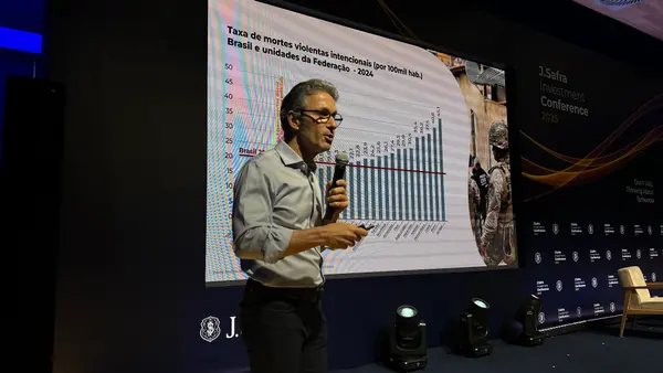 Em São Paulo, governador de Minas apresenta resultados obtidos no estado e debate os desafios futuros do Brasil