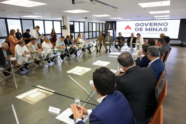 Governo de Minas se reúne com diretoria da Associação Mineira de Municípios em Belo Horizonte