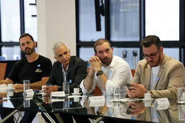 Governo de Minas se reúne com diretoria da Associação Mineira de Municípios em Belo Horizonte