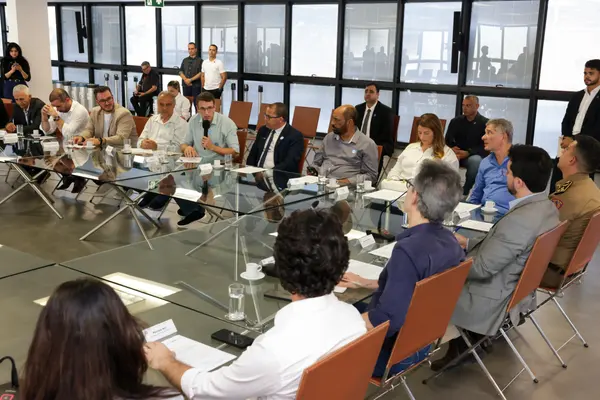 Governo de Minas se reúne com diretoria da Associação Mineira de Municípios em Belo Horizonte