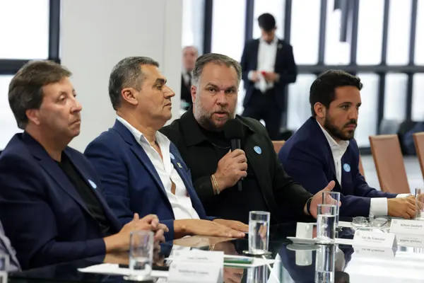 Governo de Minas se reúne com diretoria da Associação Mineira de Municípios em Belo Horizonte