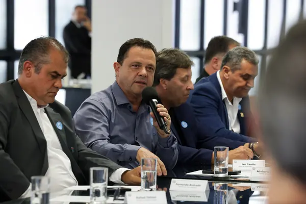 Governo de Minas se reúne com diretoria da Associação Mineira de Municípios em Belo Horizonte