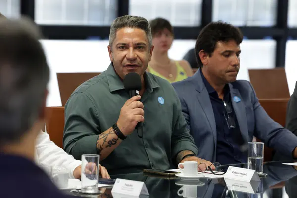 Governo de Minas se reúne com diretoria da Associação Mineira de Municípios em Belo Horizonte