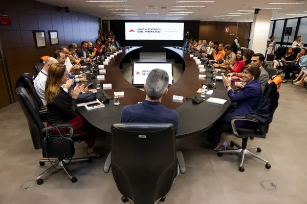 Governador de Minas empossa nova controladora-geral do Estado