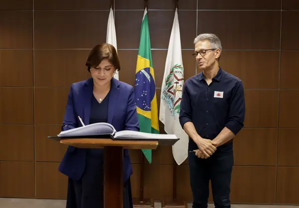Governador de Minas empossa nova controladora-geral do Estado
