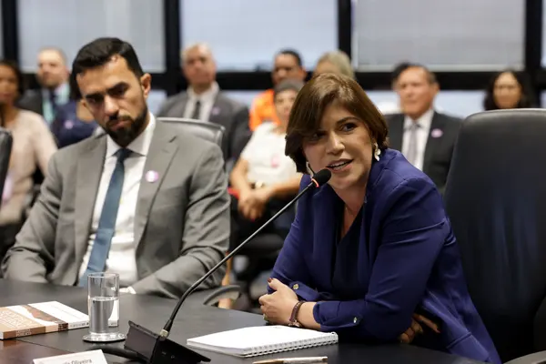 Governador de Minas empossa nova controladora-geral do Estado