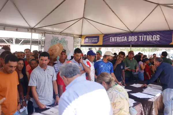 Governo de Minas entrega títulos de regularização fundiária a mais de 2 mil produtores do Alto Rio Pardo