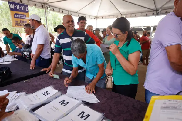 Governo de Minas entrega títulos de regularização fundiária a mais de 2 mil produtores do Alto Rio Pardo