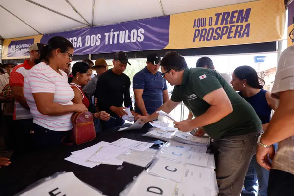Governo de Minas entrega títulos de regularização fundiária a mais de 2 mil produtores do Alto Rio Pardo