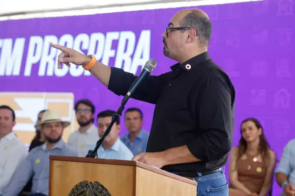 Governo de Minas entrega títulos de regularização fundiária a mais de 2 mil produtores do Alto Rio Pardo