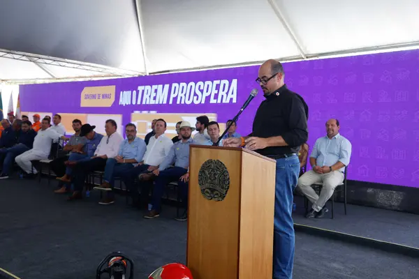 Governo de Minas entrega títulos de regularização fundiária a mais de 2 mil produtores do Alto Rio Pardo