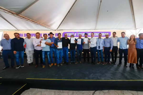 Governo de Minas entrega títulos de regularização fundiária a mais de 2 mil produtores do Alto Rio Pardo