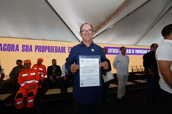 Governo de Minas entrega títulos de regularização fundiária a mais de 2 mil produtores do Alto Rio Pardo