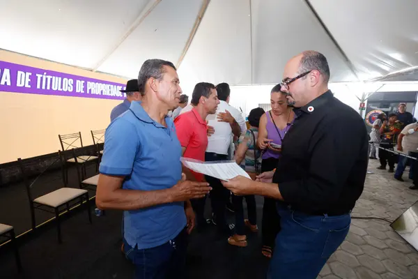 Governo de Minas entrega títulos de regularização fundiária a mais de 2 mil produtores do Alto Rio Pardo