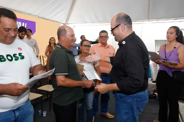 Governo de Minas entrega títulos de regularização fundiária a mais de 2 mil produtores do Alto Rio Pardo