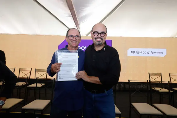 Governo de Minas entrega títulos de regularização fundiária a mais de 2 mil produtores do Alto Rio Pardo