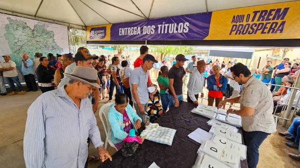 Governo de Minas entrega títulos de regularização fundiária a mais de 2 mil produtores do Alto Rio Pardo