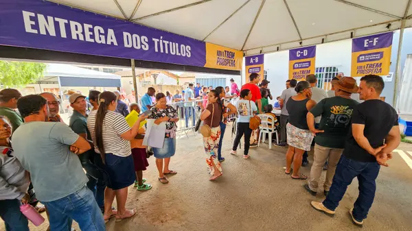 Governo de Minas entrega títulos de regularização fundiária a mais de 2 mil produtores do Alto Rio Pardo