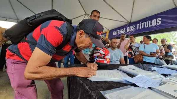 Governo de Minas entrega títulos de regularização fundiária a mais de 2 mil produtores do Alto Rio Pardo