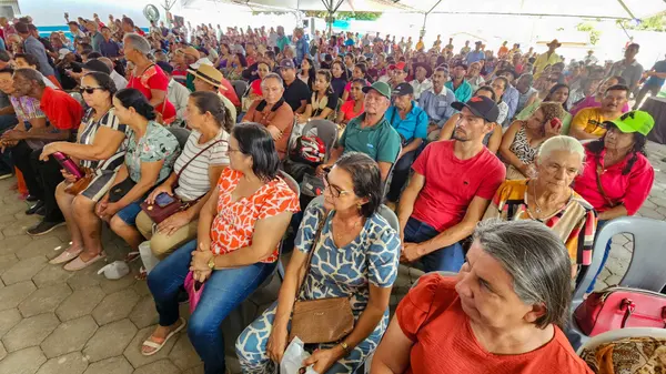 Governo de Minas entrega títulos de regularização fundiária a mais de 2 mil produtores do Alto Rio Pardo