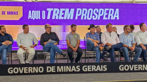 Governo de Minas entrega títulos de regularização fundiária a mais de 2 mil produtores do Alto Rio Pardo