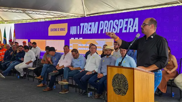 Governo de Minas entrega títulos de regularização fundiária a mais de 2 mil produtores do Alto Rio Pardo