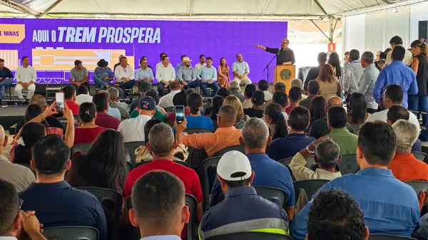 Governo de Minas entrega títulos de regularização fundiária a mais de 2 mil produtores do Alto Rio Pardo