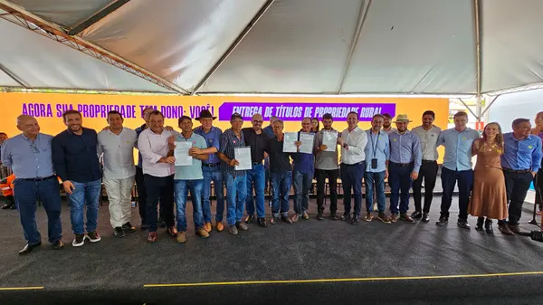 Governo de Minas entrega títulos de regularização fundiária a mais de 2 mil produtores do Alto Rio Pardo