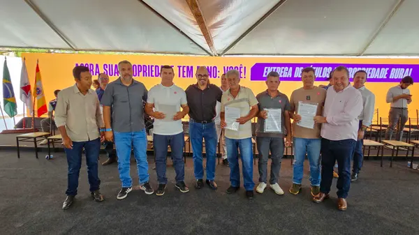 Governo de Minas entrega títulos de regularização fundiária a mais de 2 mil produtores do Alto Rio Pardo