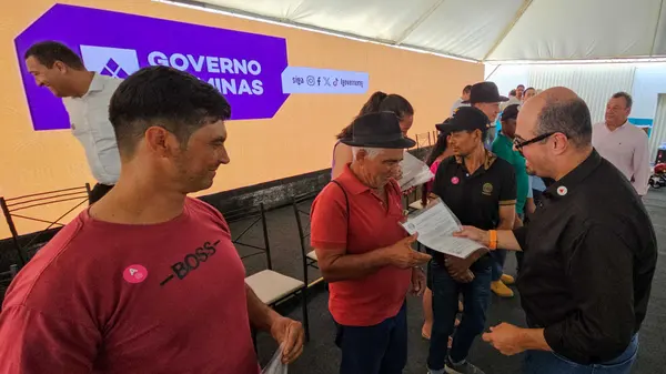 Governo de Minas entrega títulos de regularização fundiária a mais de 2 mil produtores do Alto Rio Pardo