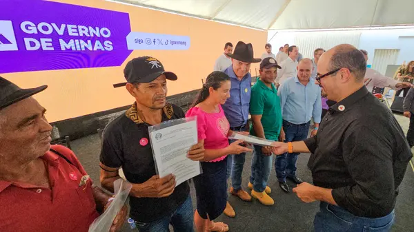 Governo de Minas entrega títulos de regularização fundiária a mais de 2 mil produtores do Alto Rio Pardo