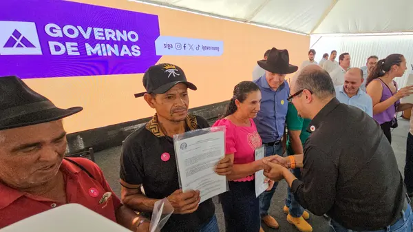 Governo de Minas entrega títulos de regularização fundiária a mais de 2 mil produtores do Alto Rio Pardo