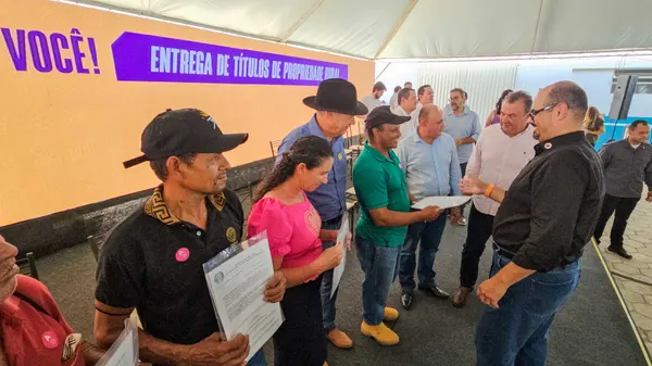 Governo de Minas entrega títulos de regularização fundiária a mais de 2 mil produtores do Alto Rio Pardo