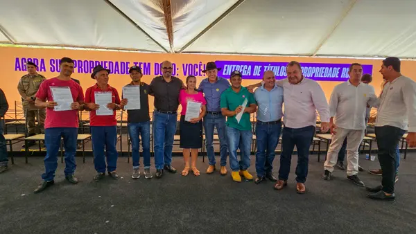 Governo de Minas entrega títulos de regularização fundiária a mais de 2 mil produtores do Alto Rio Pardo
