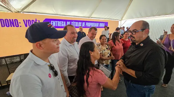 Governo de Minas entrega títulos de regularização fundiária a mais de 2 mil produtores do Alto Rio Pardo