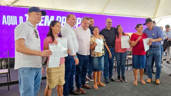 Governo de Minas entrega títulos de regularização fundiária a mais de 2 mil produtores do Alto Rio Pardo