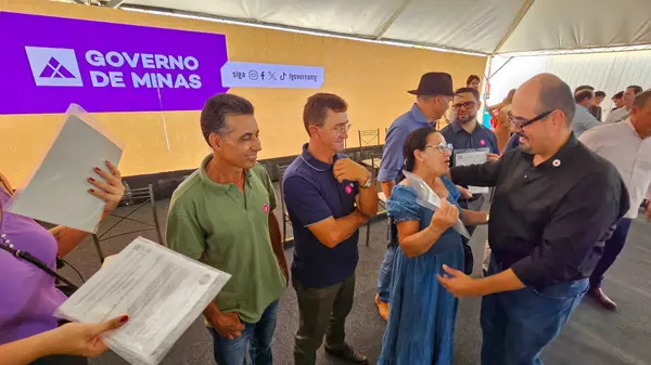 Governo de Minas entrega títulos de regularização fundiária a mais de 2 mil produtores do Alto Rio Pardo