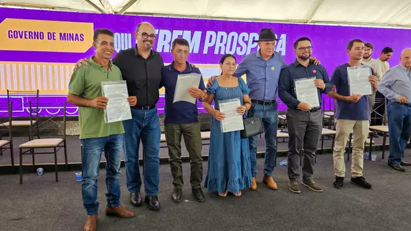 Governo de Minas entrega títulos de regularização fundiária a mais de 2 mil produtores do Alto Rio Pardo