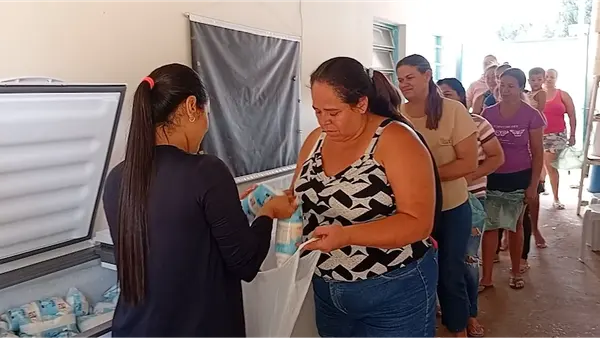 Governo de Minas garante distribuição de 400 mil litros de leite para crianças na primeira infância