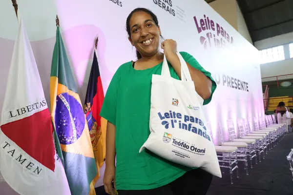 Governo de Minas garante distribuição de 400 mil litros de leite para crianças na primeira infância
