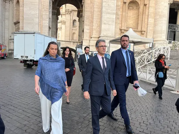 No Vaticano, Papa Leão XIV abençoa povo de Minas Gerais ao receber obras de artesãs do estado das mãos do governador