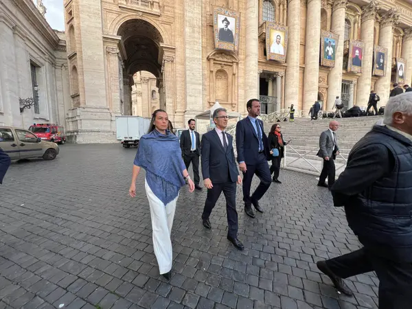 No Vaticano, Papa Leão XIV abençoa povo de Minas Gerais ao receber obras de artesãs do estado das mãos do governador