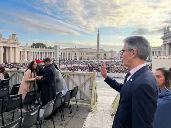 No Vaticano, Papa Leão XIV abençoa povo de Minas Gerais ao receber obras de artesãs do estado das mãos do governador