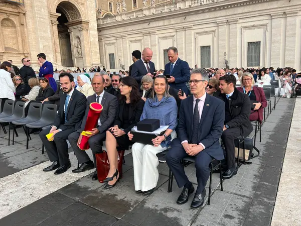 No Vaticano, Papa Leão XIV abençoa povo de Minas Gerais ao receber obras de artesãs do estado das mãos do governador