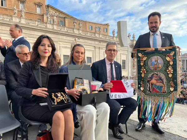 No Vaticano, Papa Leão XIV abençoa povo de Minas Gerais ao receber obras de artesãs do estado das mãos do governador