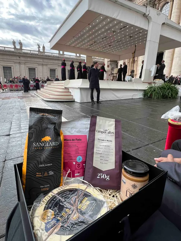 No Vaticano, Papa Leão XIV abençoa povo de Minas Gerais ao receber obras de artesãs do estado das mãos do governador