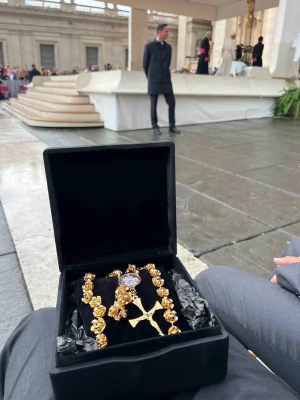 No Vaticano, Papa Leão XIV abençoa povo de Minas Gerais ao receber obras de artesãs do estado das mãos do governador